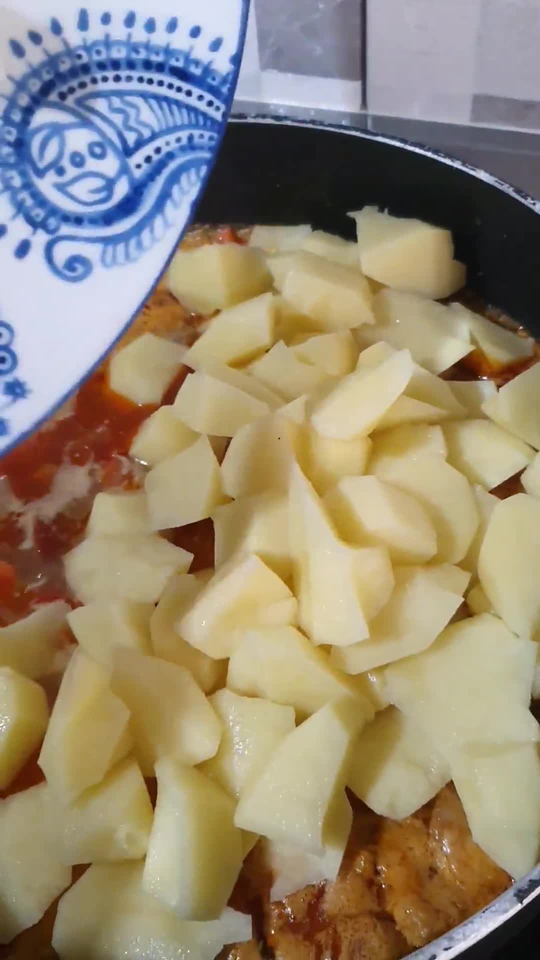 Foto del paso 3 de la receta: Estofado de cerdo con chorizo y guisantes