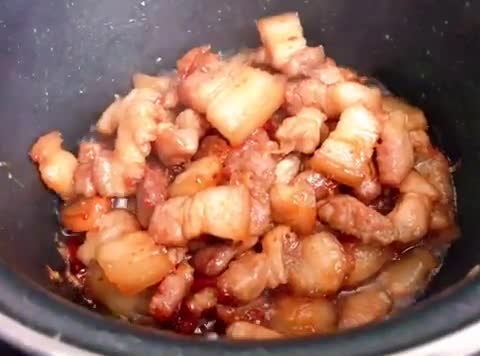 Hình bước làm 4 của món Thịt Ba Rọi Rim Nước Mắm Mặn Ngọt