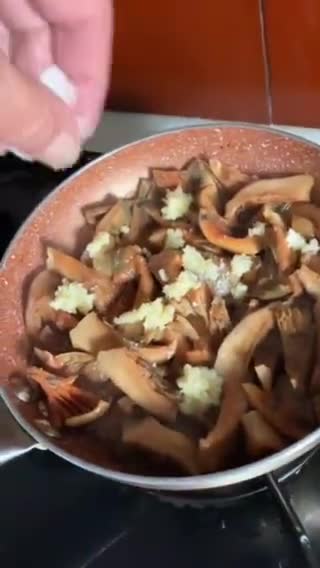Foto del paso 7 de la receta: Entrante de setas con ajos, aove y sal