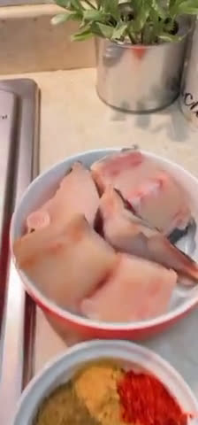 صورة لخطوة 1 من وصفة كبسة السمك بالطماطم