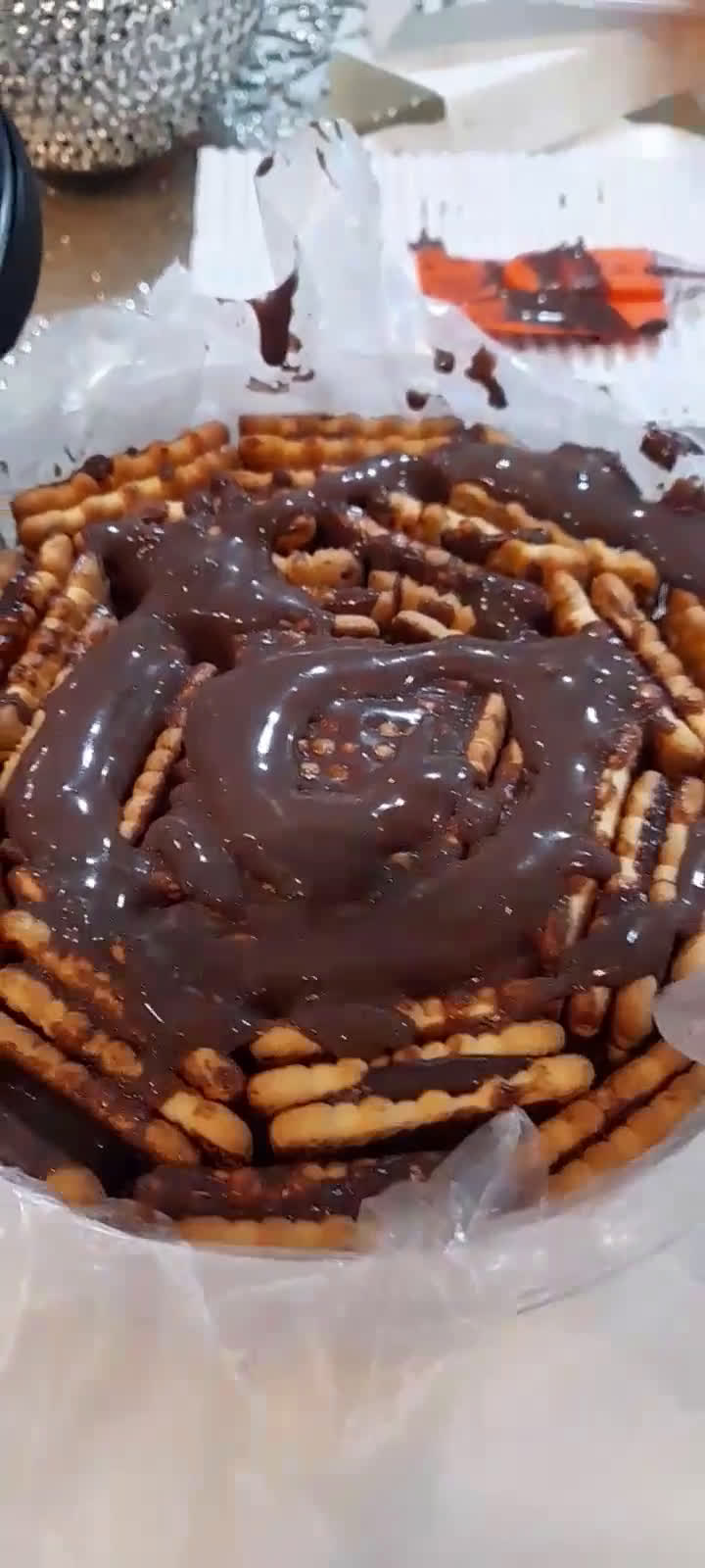 عکس مرحله 2 از دستور کیک یخچالی