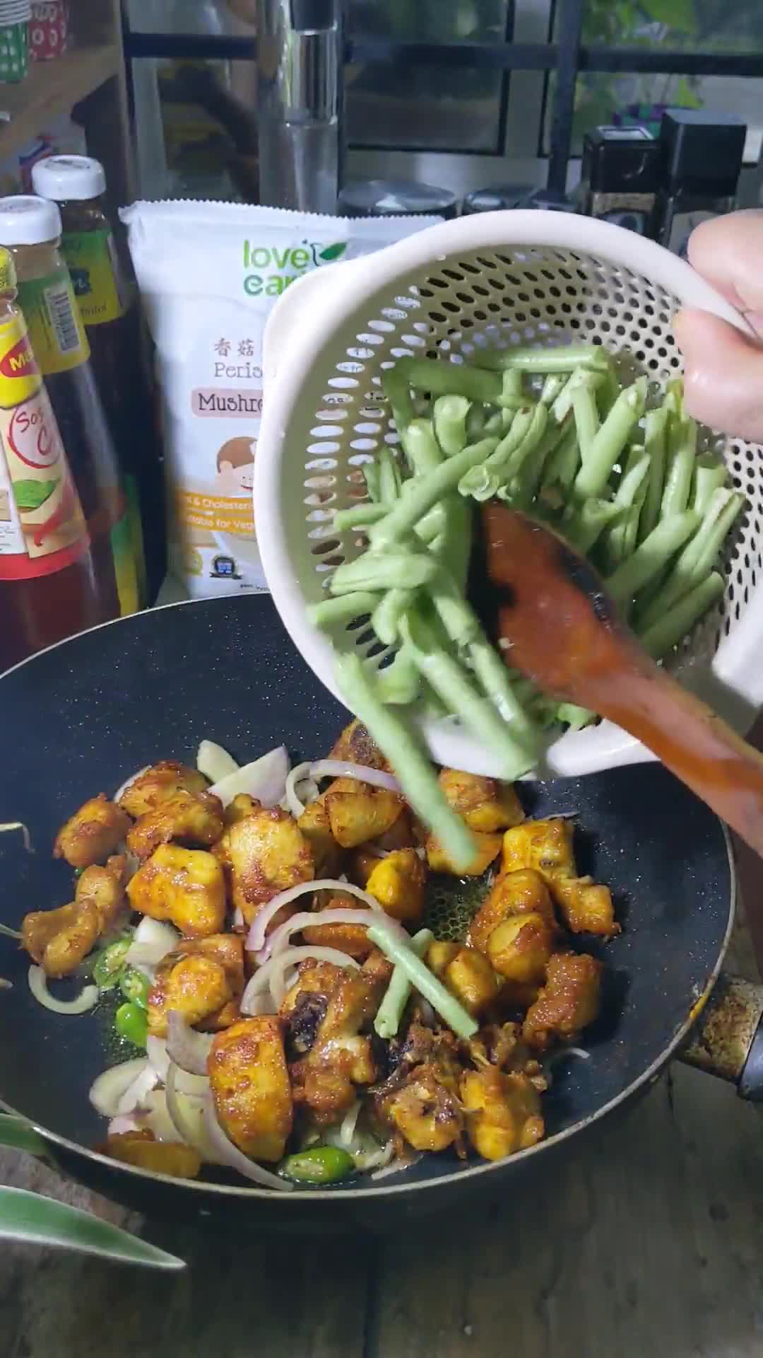 Gambar langkah 3 resipi Ayam goreng kunyit sempoi.
