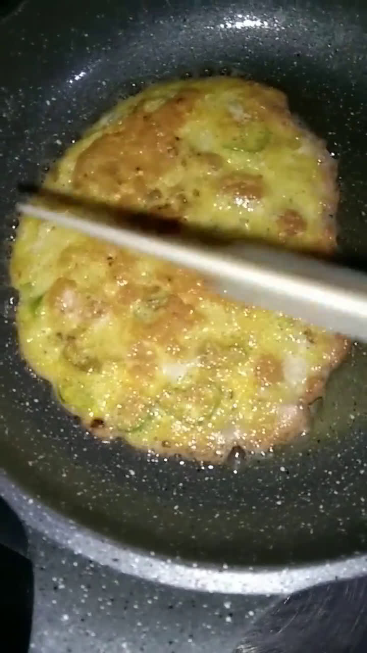 A picture of step 3 of Green chili Omelette.