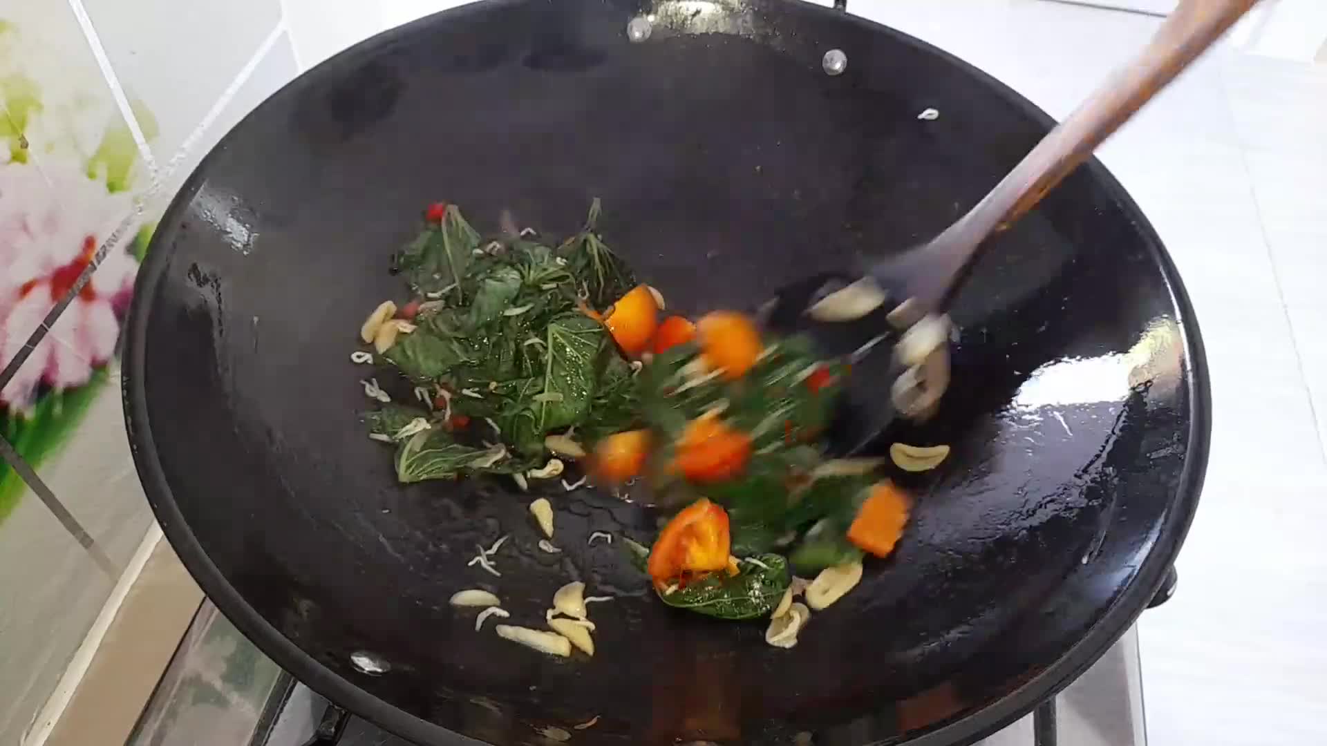 Foto langkah ke 5 dari resep Tumis Daun Ubi Rambat.