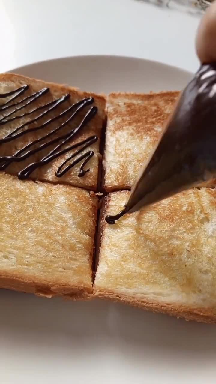 Foto langkah ke 4 dari resep Roti Bakar Cokelat Keju Aneka Topping.