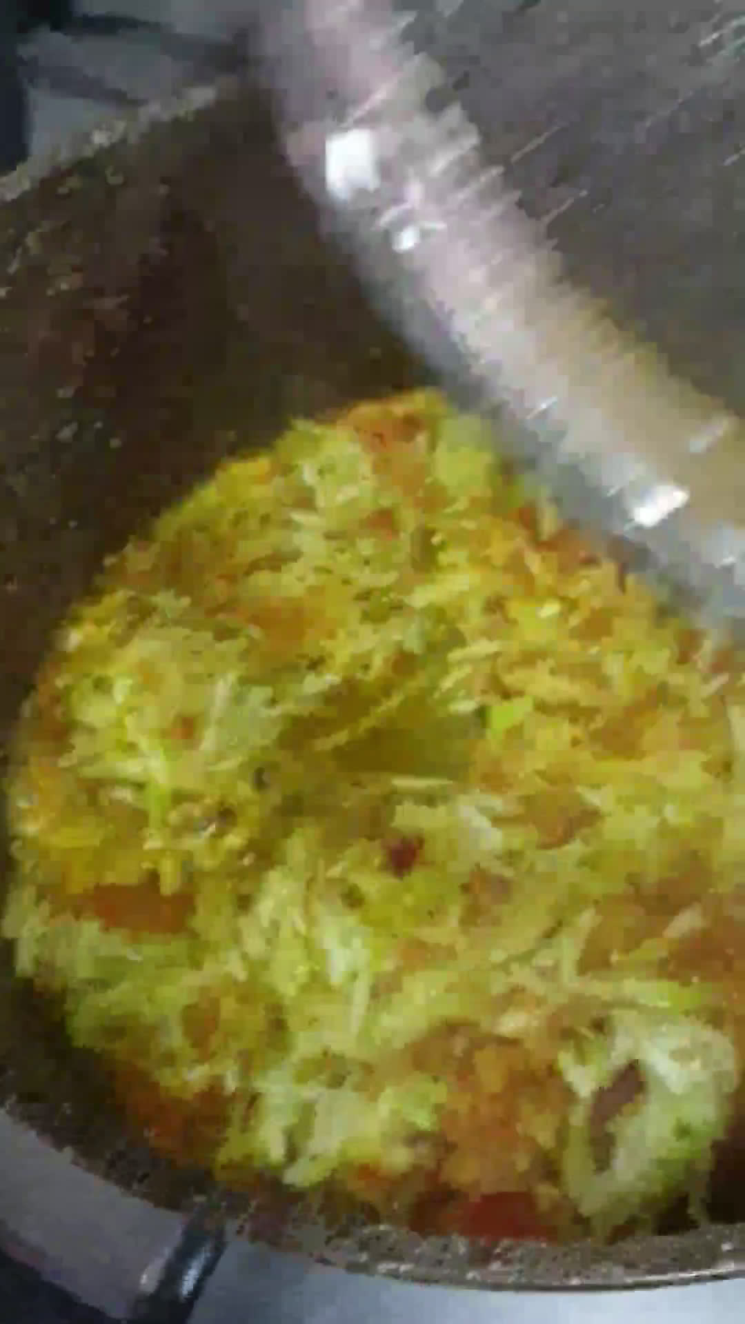 صورة لخطوة 3 من وصفة شوربة العيش مع الكوسا والطماطم 🍅🥣