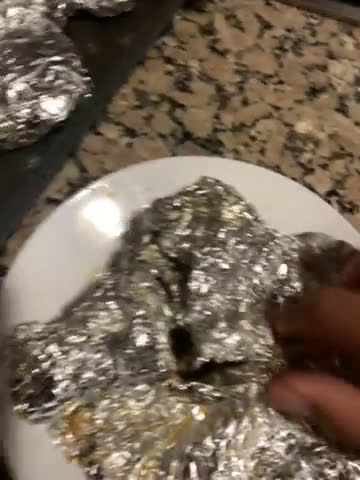 Foto del paso 6 de la receta: Muslos de pollo al horno (envuelto en papel de aluminio)