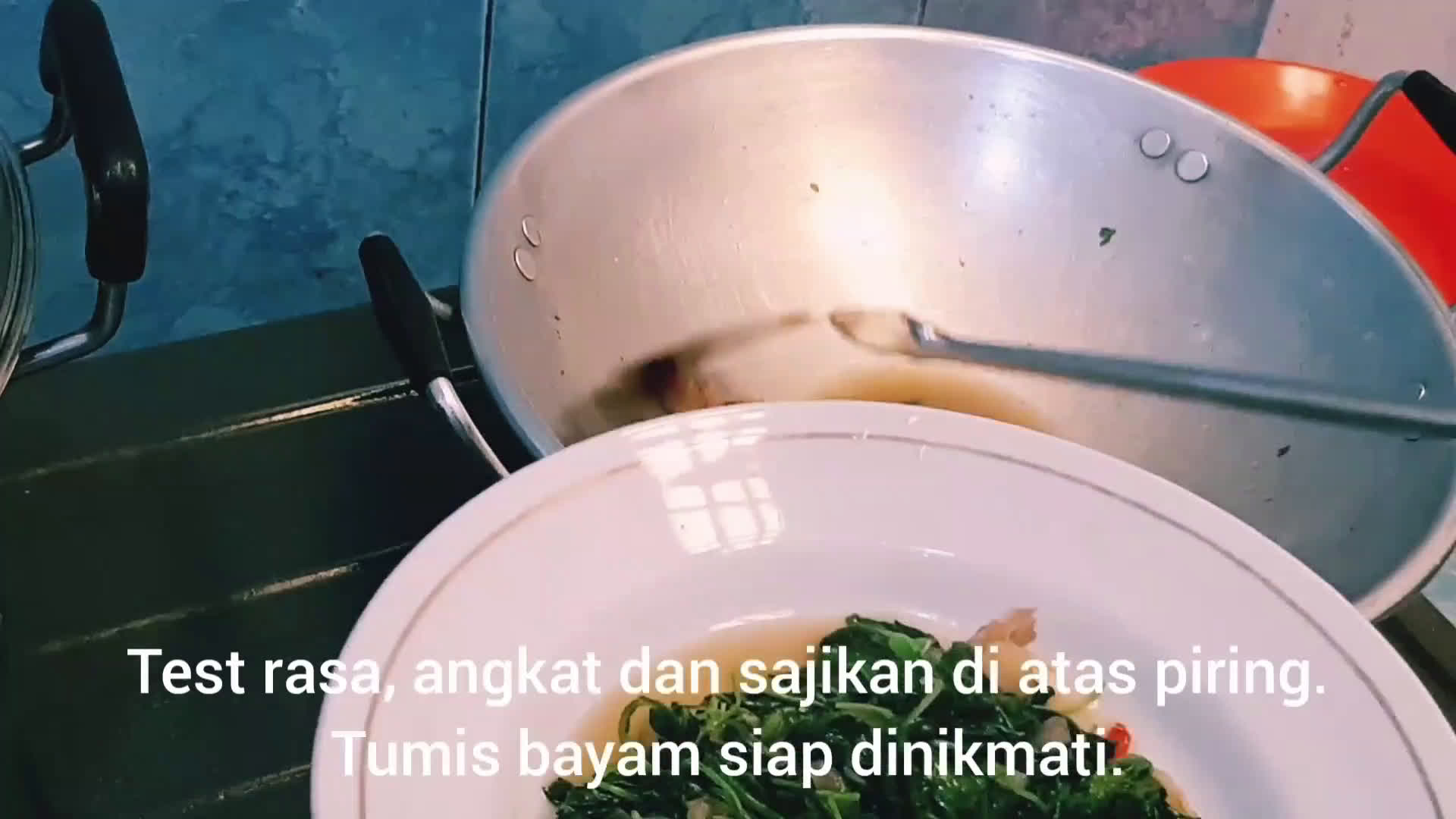 Foto langkah ke 2 dari resep Tumis Bayam Istimewa, Lezat Dan Mudah Cara Membuatnya.