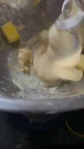 Gambar langkah 3 resipi Roti sosej simple.