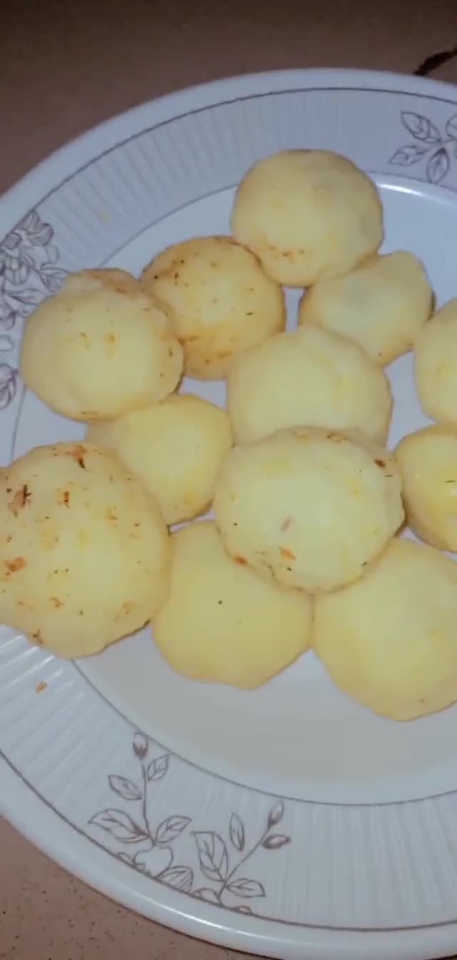 A picture of step 2 of CRISPY POTATO BALLS 😋😋😋.