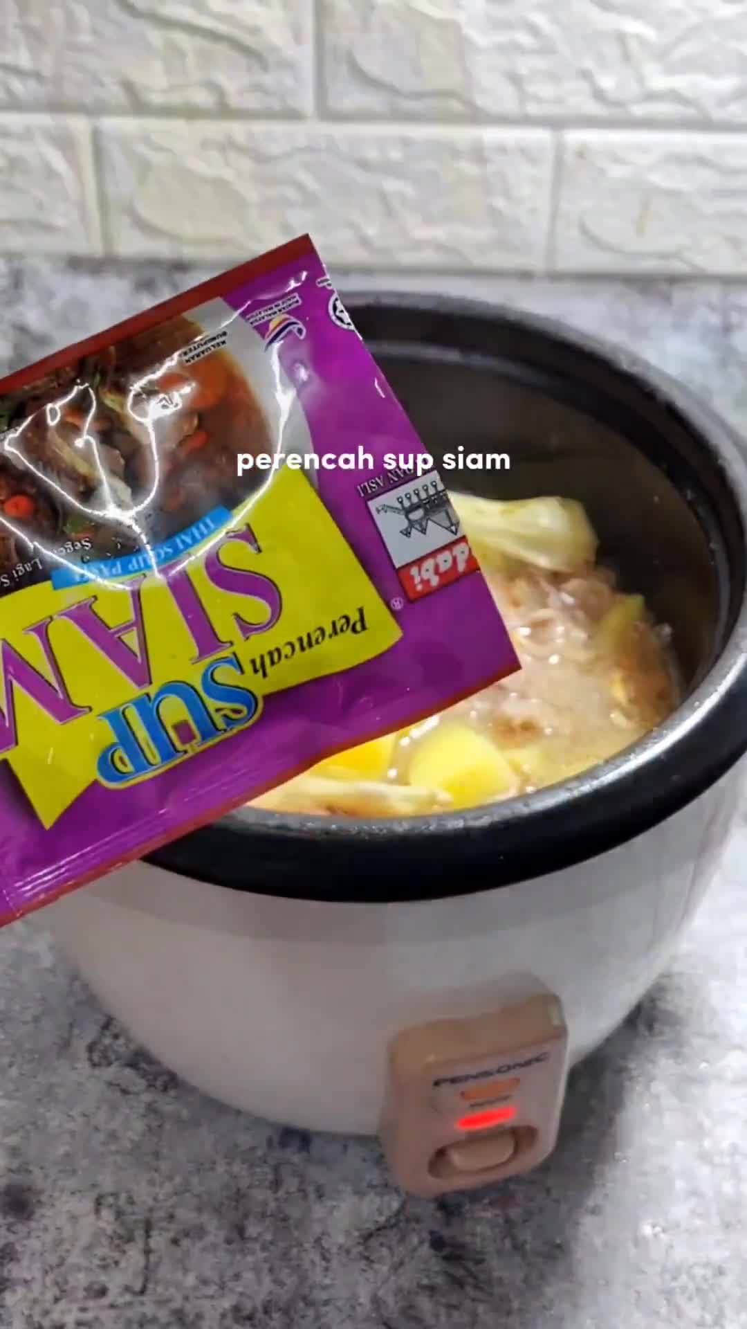 Gambar langkah 4 resipi Sup Daging Ala Thai.