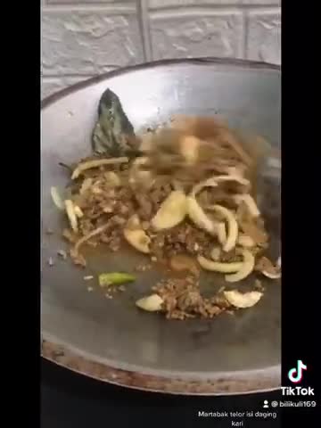 Foto langkah ke 4 dari resep Martabak telor isi daging kari.