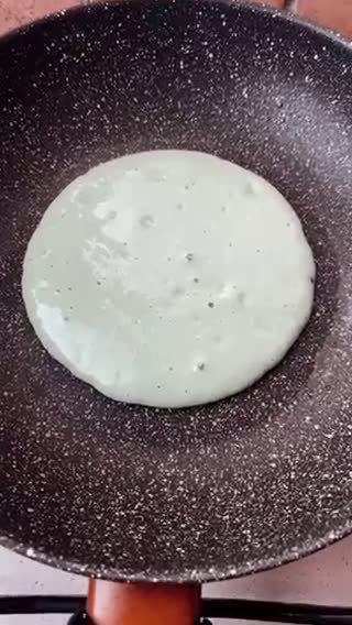 Foto del passaggio 4 della ricetta Pancake salati all’alga spirulina e crema di Taleggio 💚