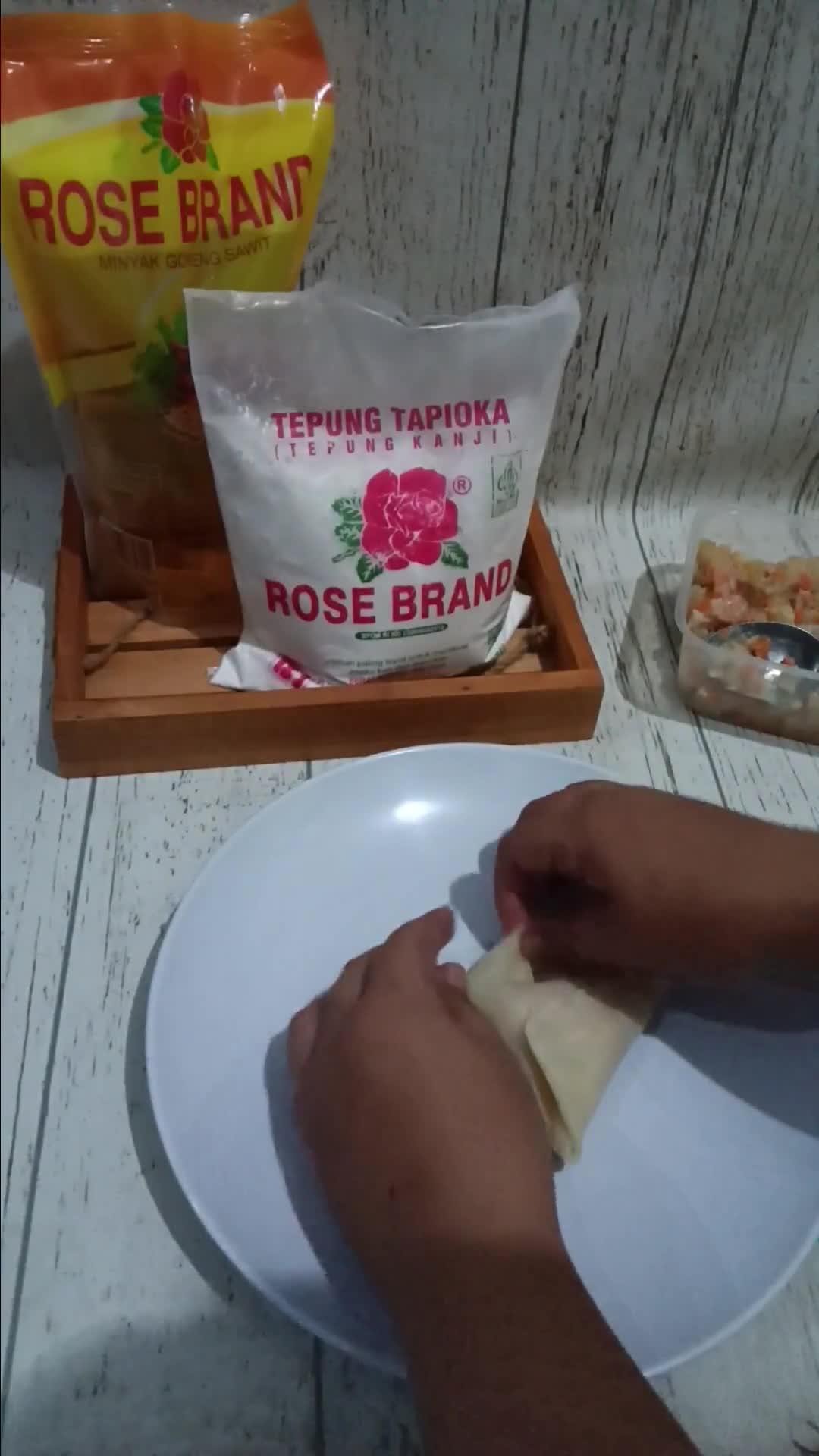 Foto langkah ke 11 dari resep Risoles rogout sayur lipat amplop dan segitiga.