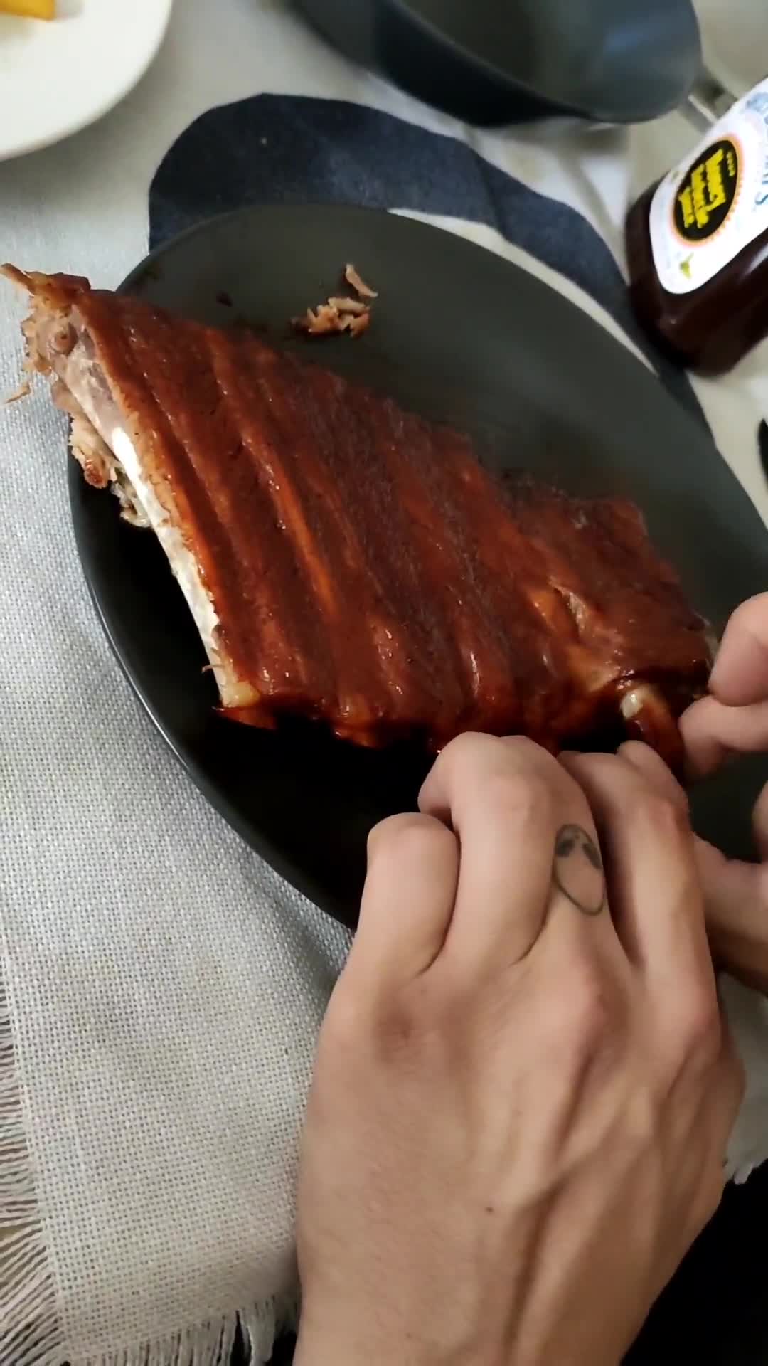 Foto del paso 9 de la receta: Costillas de cerdo con salsa barbacoa-miel