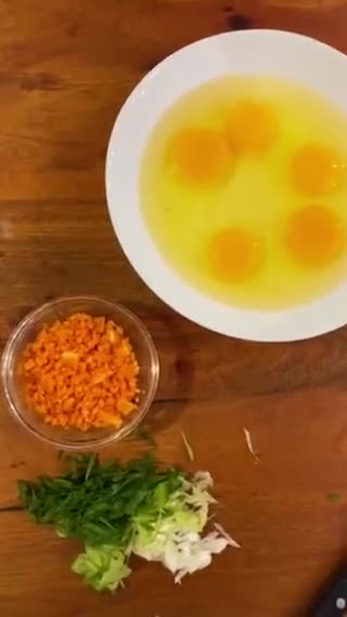 Foto langkah ke 1 dari resep Telur Dadar Wortel.