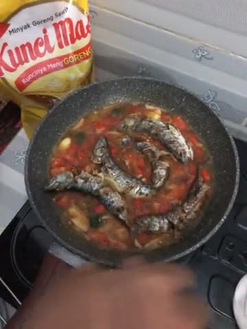 Foto langkah ke 5 dari resep Tumis ikan cabe.