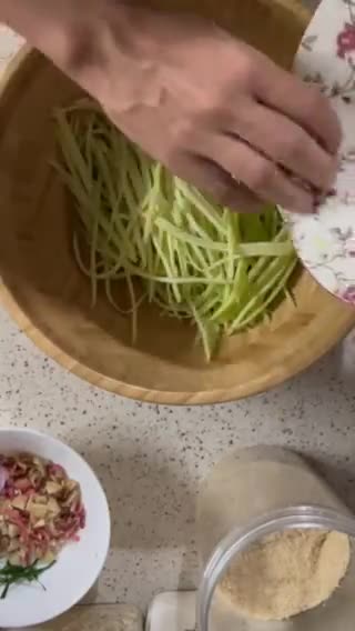 Gambar langkah 1 resipi Kerabu Mangga.