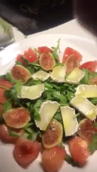 Foto del paso 4 de la receta: Cena sana: ensalada con higos, queso de cabra, rúcula, tomate y Vidalim