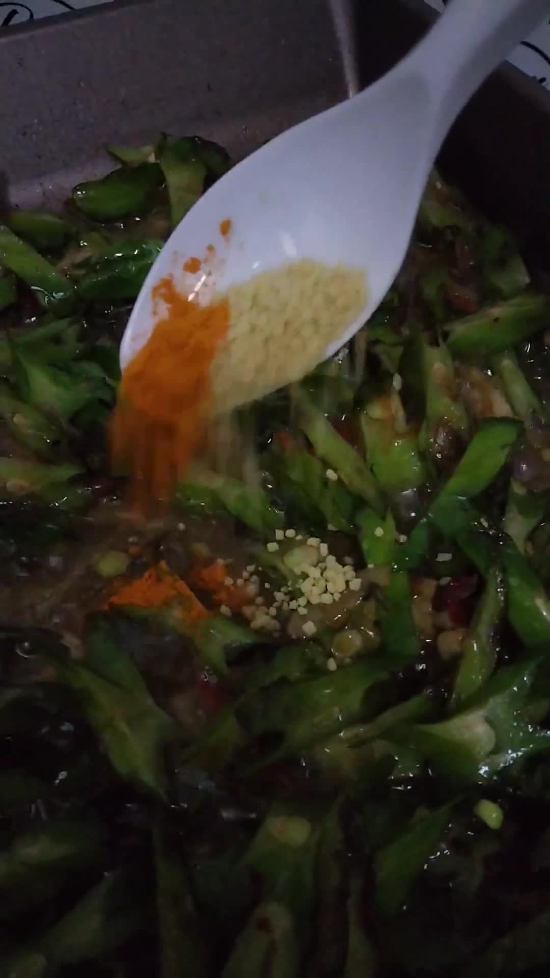 Gambar langkah 2 resipi Kacang botol goreng.