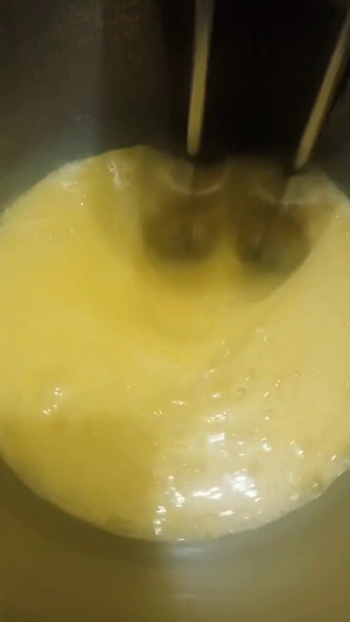 Foto langkah ke 2 dari resep Bolu Kukus Semangka.