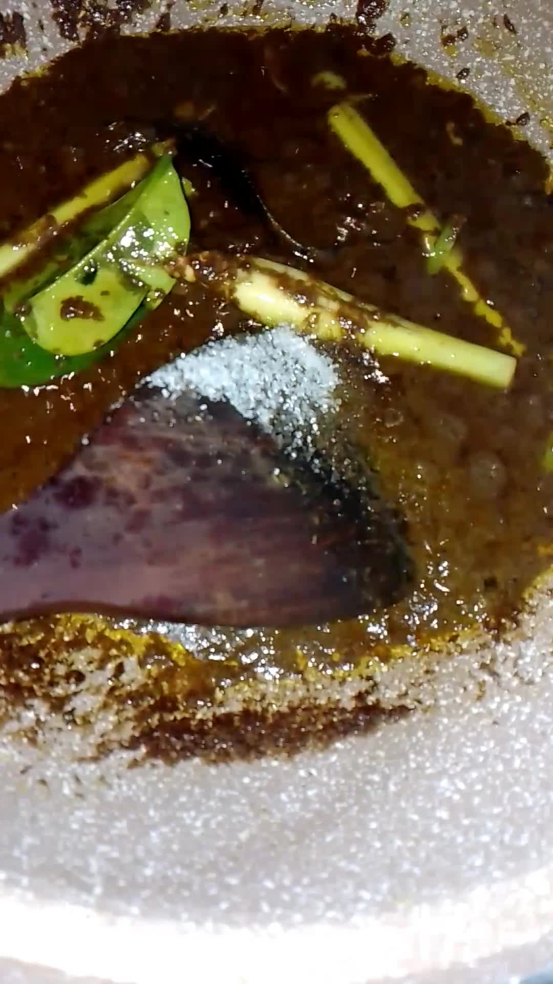 Foto langkah ke 5 dari resep Rawon Daging & Tetelan Sapi.