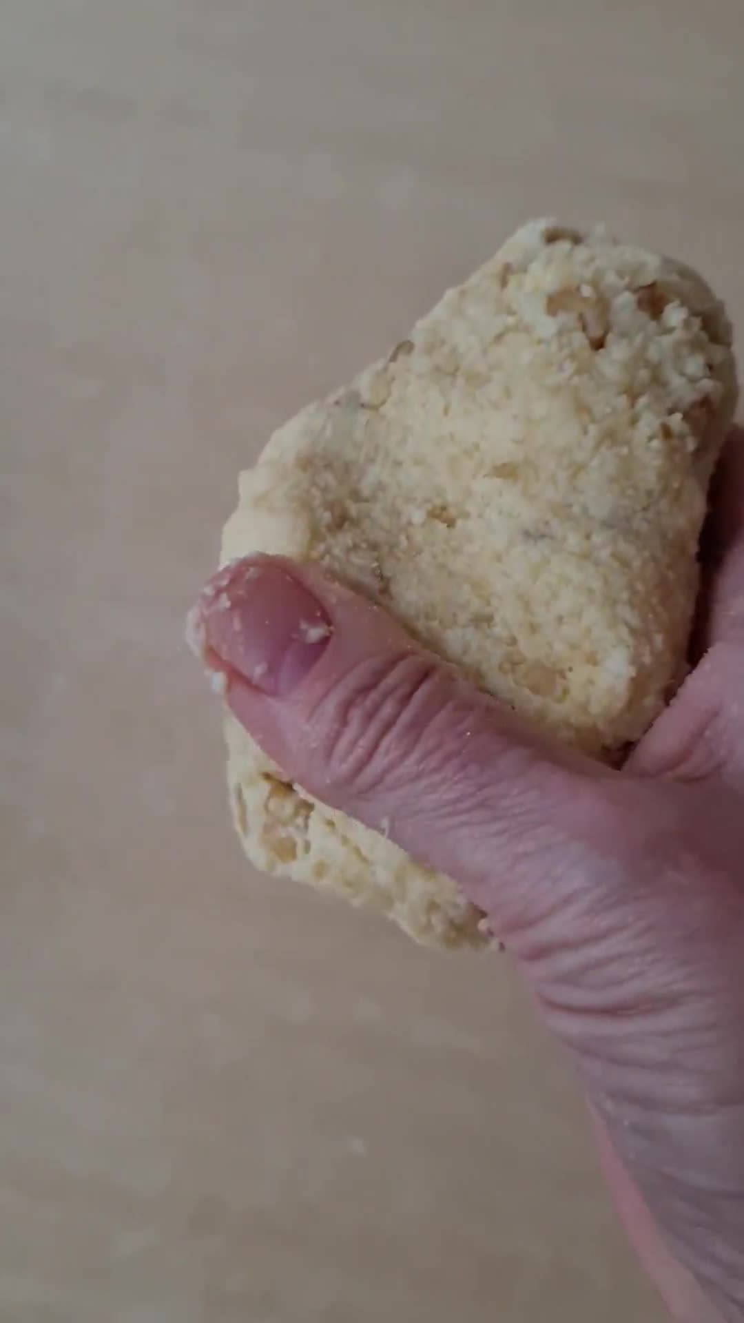 Foto del paso 2 de la receta: Pancitos de queso y nuez sin harina, sin balanza y muuuy fáciles