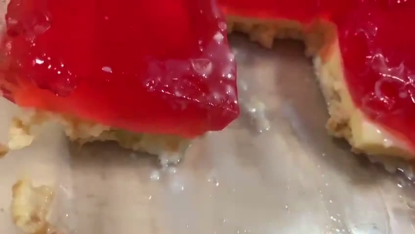صورة لخطوة 8 من وصفة جيلي كرز ❤ بالكسترد والبسكويت حلى بارد سهل ولذيذ