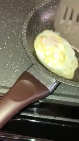 Foto del paso 2 de la receta: Sándwich de bell peppers con huevos estrellados