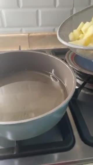 صورة لخطوة 1 من وصفة بطاطس بالكريمة