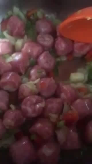 Foto del paso 4 de la receta: Arroz con longanizas y verduras 🍅 🫑 🧅