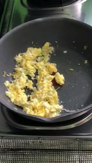Gambar langkah 2 resipi Salted Egg Fried Rice.