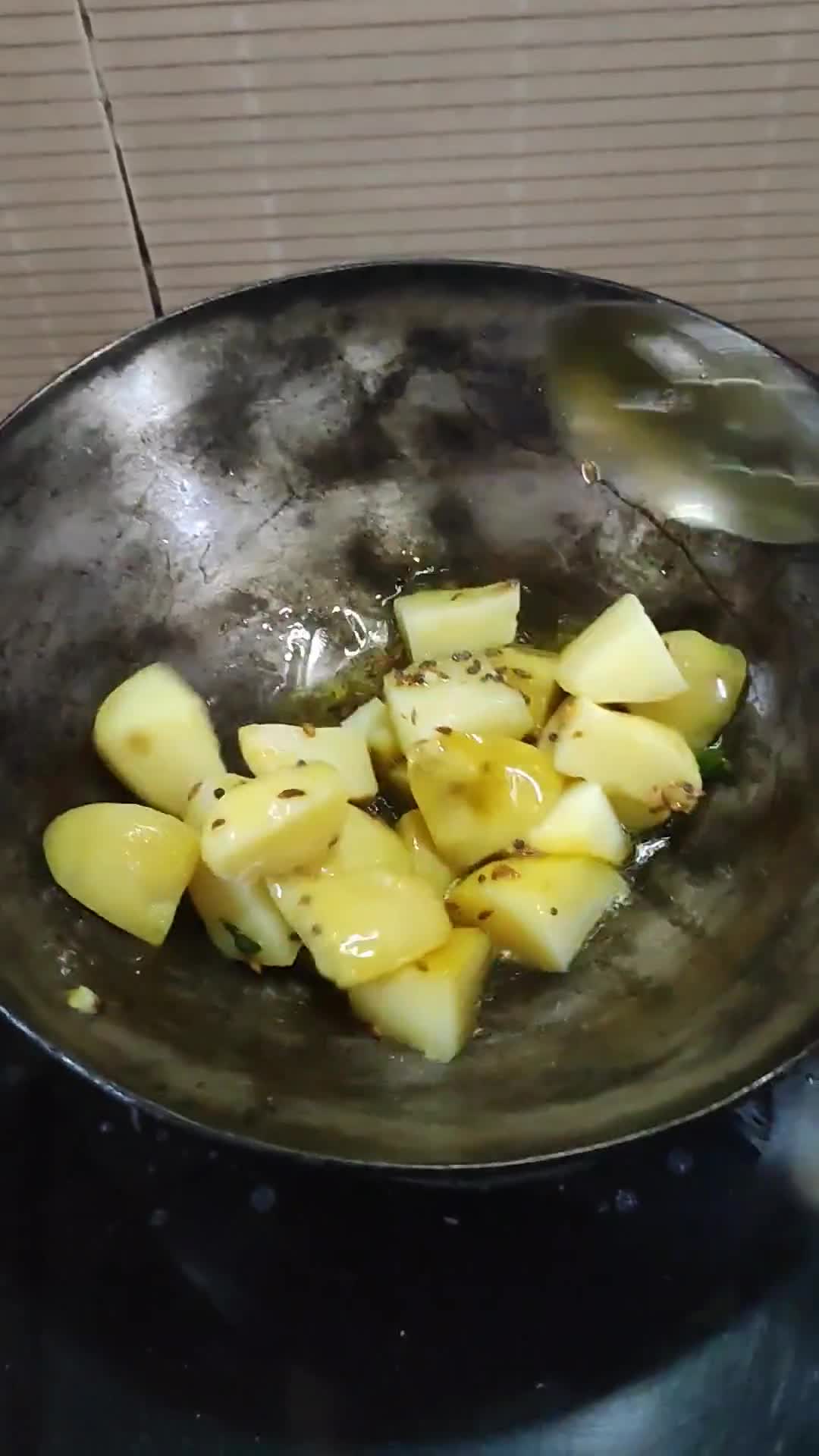 आलू के गुटके(aloo ke gutke recipe in hindi) रेसिपी चरण 3 फोटो