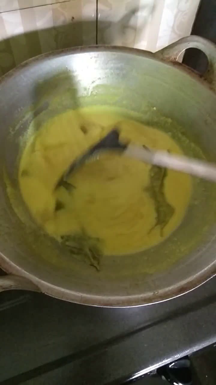 Foto langkah ke 4 dari resep Ayam Ungkep Bumbu Kuning Santan.