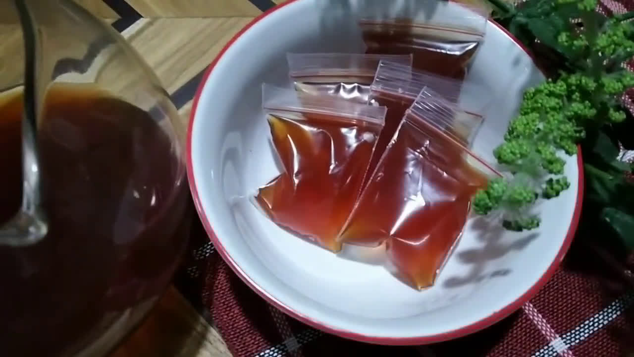 Foto langkah ke 4 dari resep Kaldu sisa sayuran.