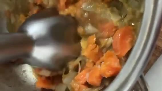 Foto del paso 5 de la receta: Codillo de cerdo con salsa de verduras y patatas asadas