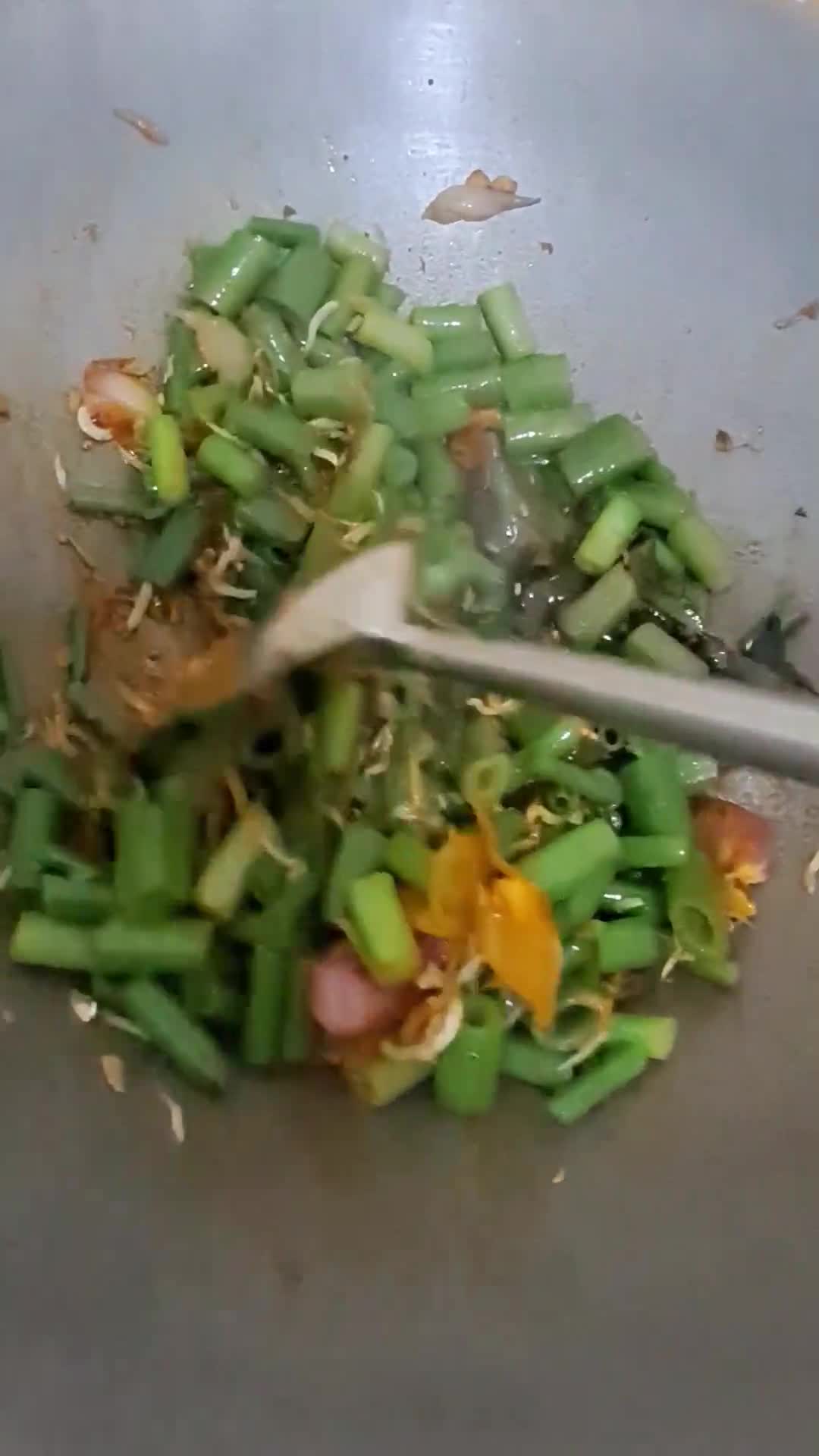 Foto langkah ke 4 dari resep Tumis tombak ikan teri.