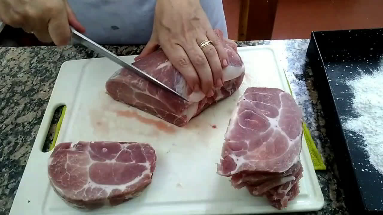 Foto del paso 2 de la receta: Bifes de bondiola (estilo escalopes)