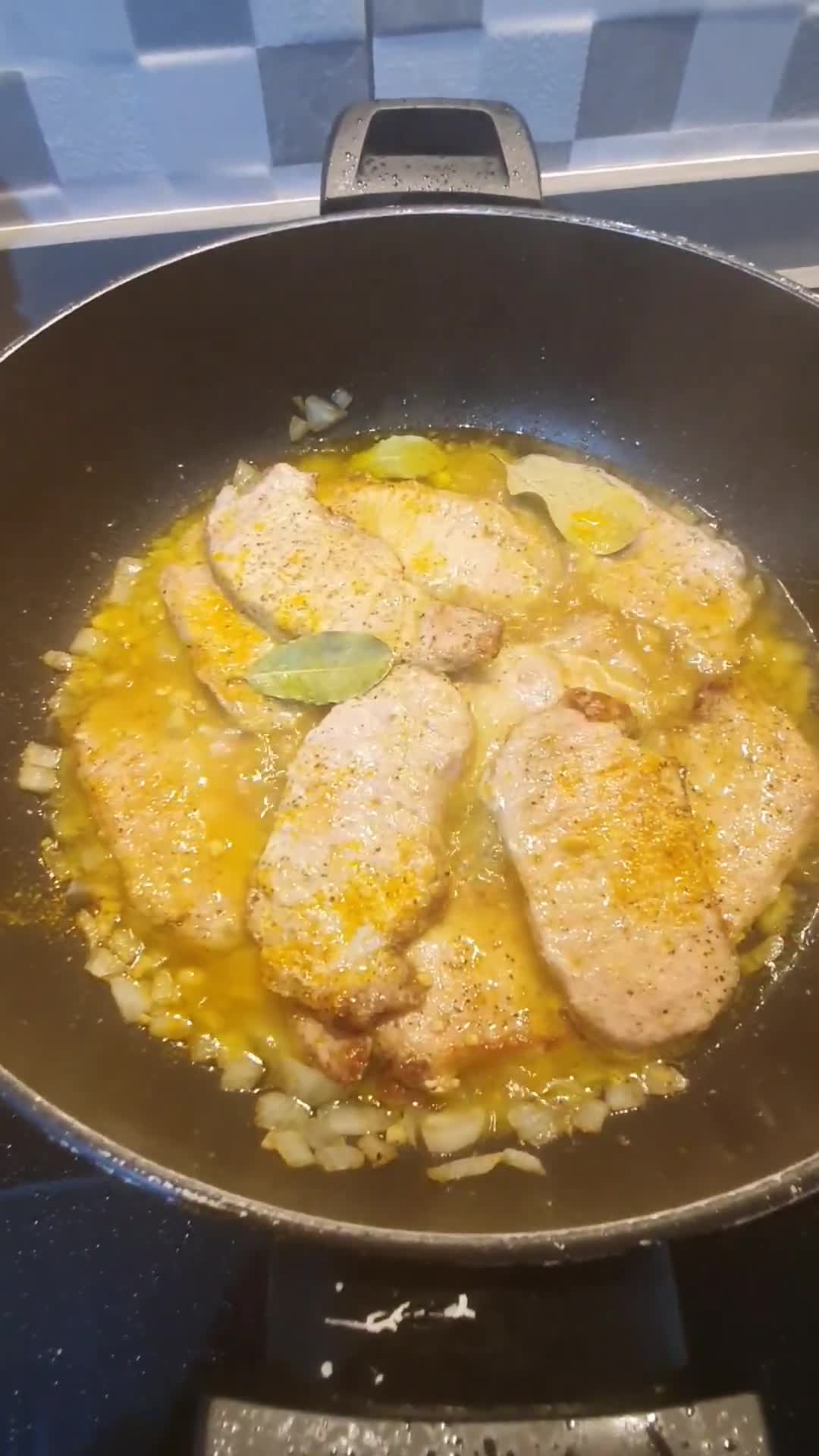 Foto del paso 4 de la receta: Lomo de cerdo con vegetales en salsa suave de vino y cúrcuma