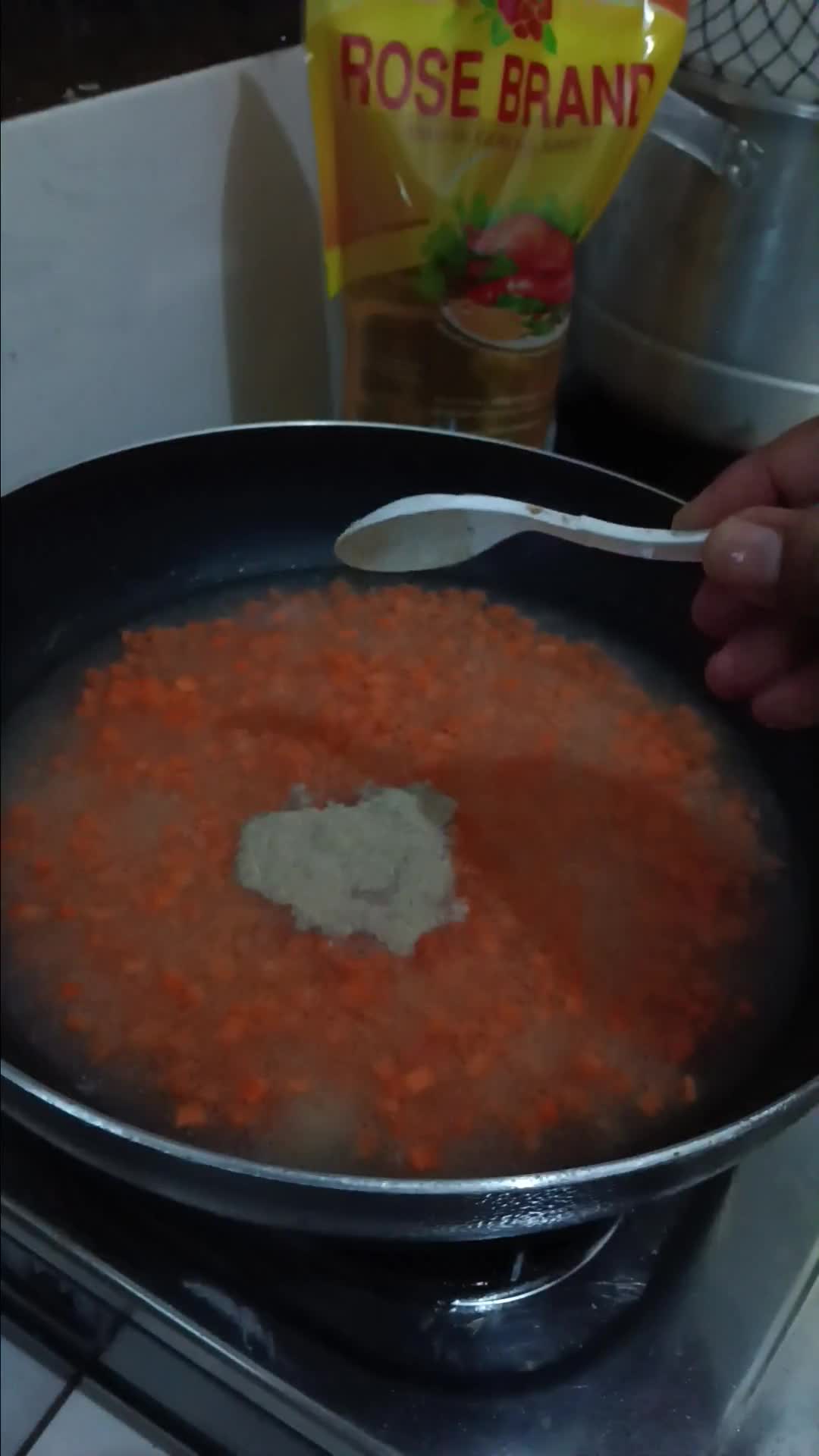 Foto langkah ke 3 dari resep Risoles rogout sayur lipat amplop dan segitiga.