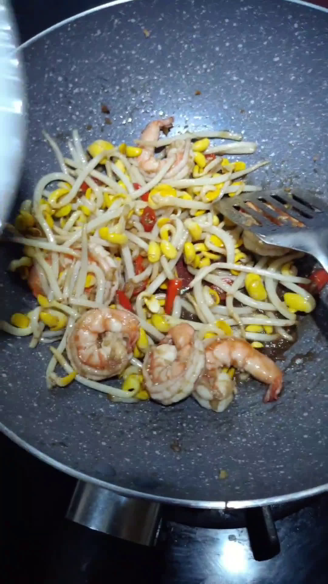 Gambar langkah 4 resipi Soybean Sprouts and Shrimps Stir-fry.
