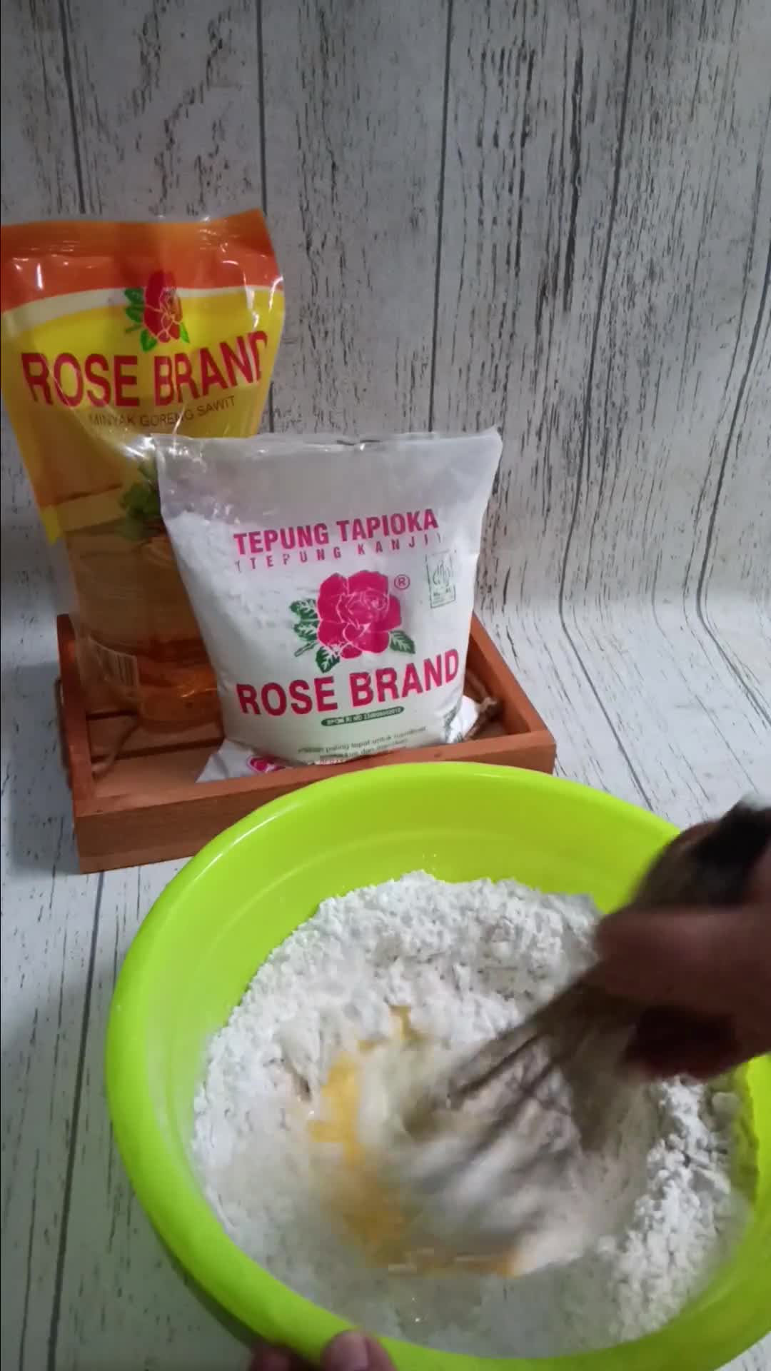 Foto langkah ke 3 dari resep Risoles pisang karamel.