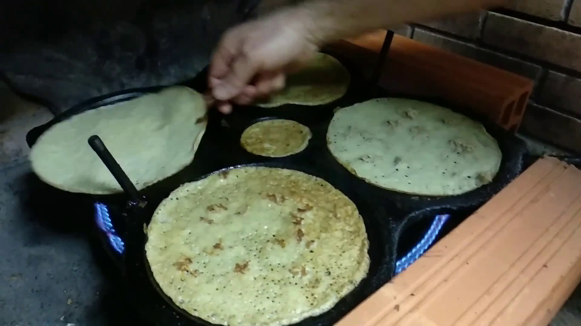 Foto del paso 6 de la receta: Filloas gallegas (en filloeira)