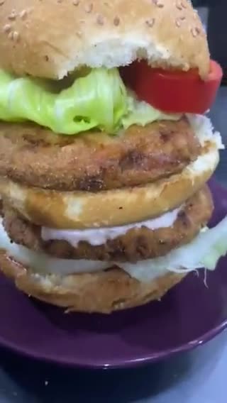 صورة لخطوة 7 من وصفة برجر الدجاج المحشي 😋😋