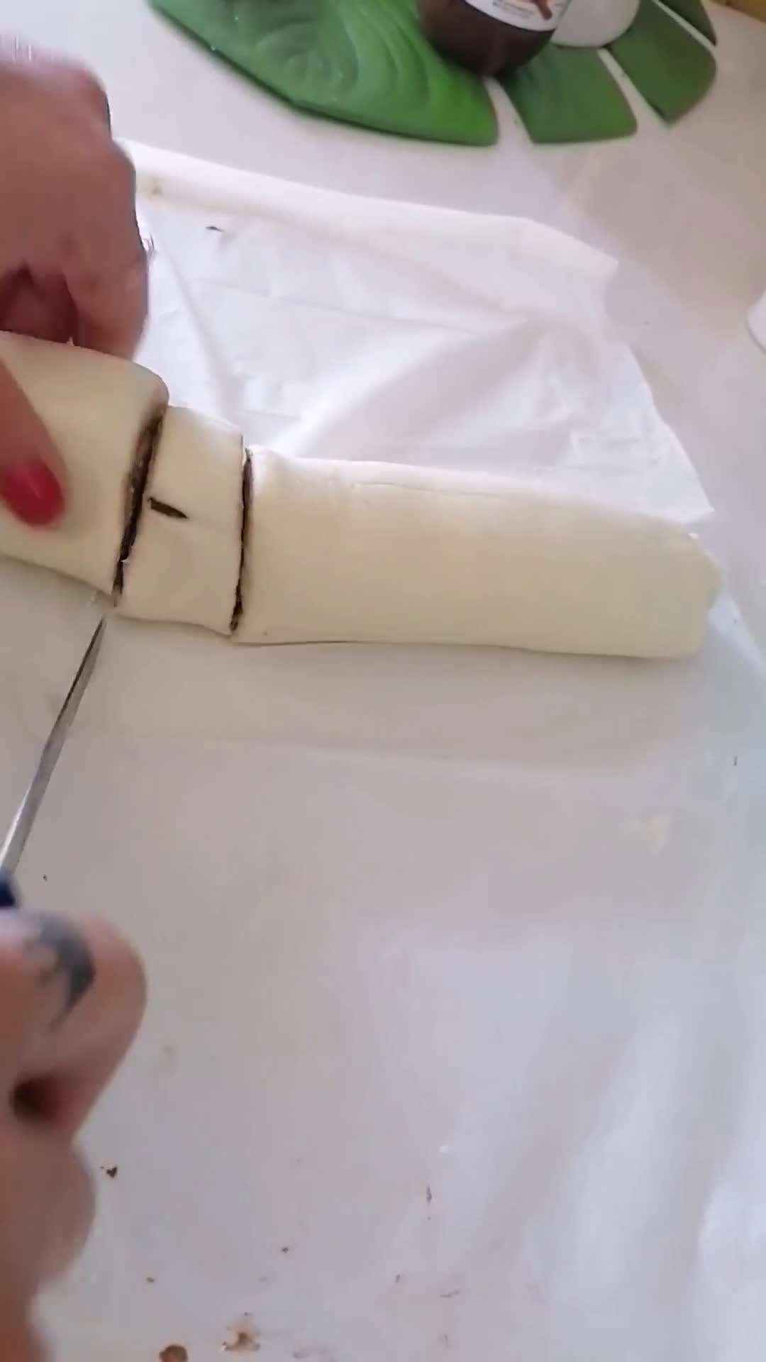 Foto del passaggio 3 della ricetta Rotelline di sfoglia alla Nutella e mascarpone ❤️🤍💚