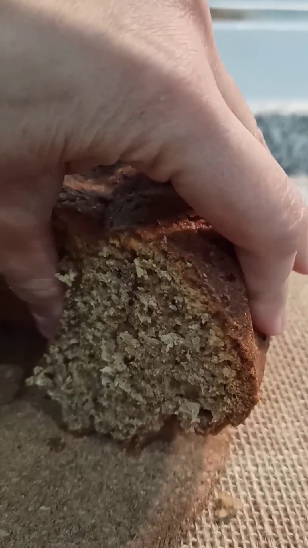 Foto del paso 5 de la receta: Bizcocho integral de yogurt, avellanas,coco y nueces🍰