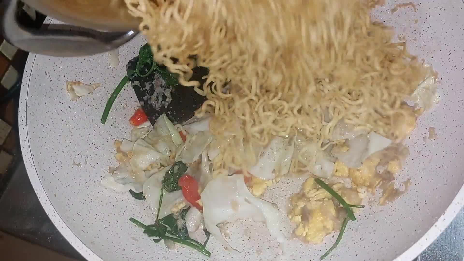 Foto langkah ke 6 dari resep 194. Mie Goreng Jawa.