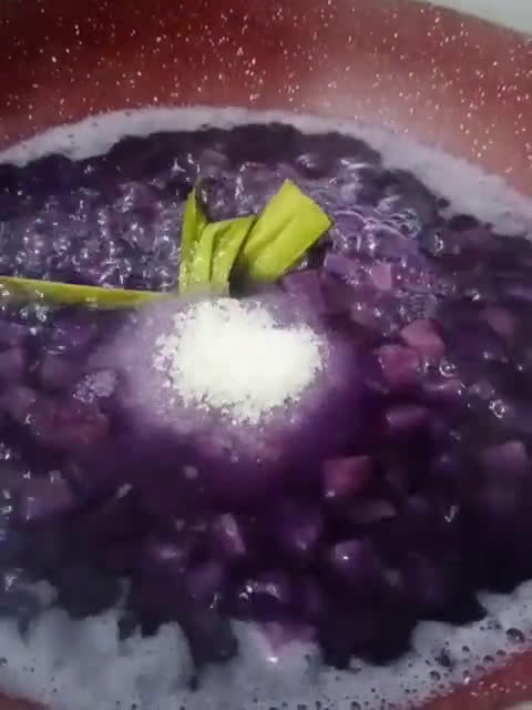 Gambar langkah 2 resipi Bubur Ubi Ungu.