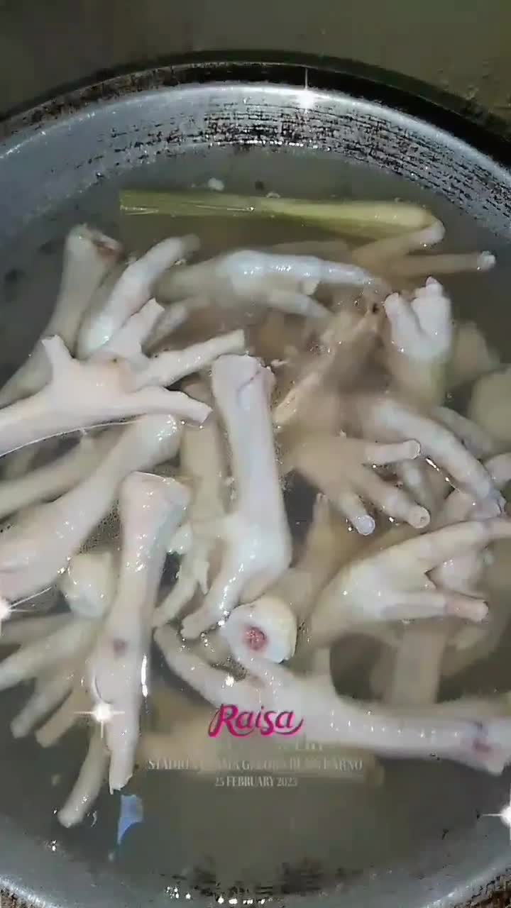Foto langkah ke 1 dari resep Ceker Mercon kesukaan keluarga.