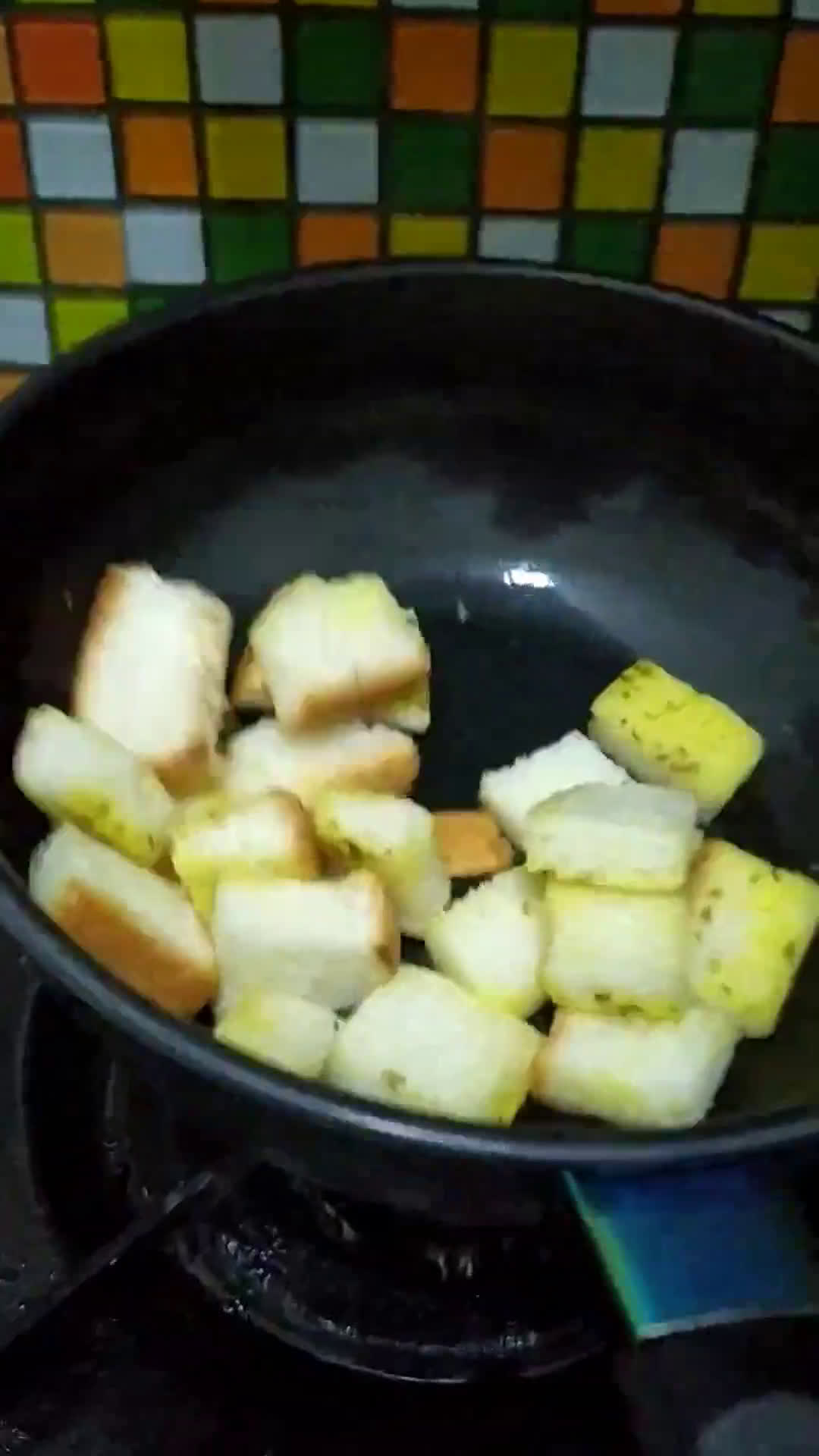 Foto langkah ke 4 dari resep Croutons Roti Tawar Teflon (snack).